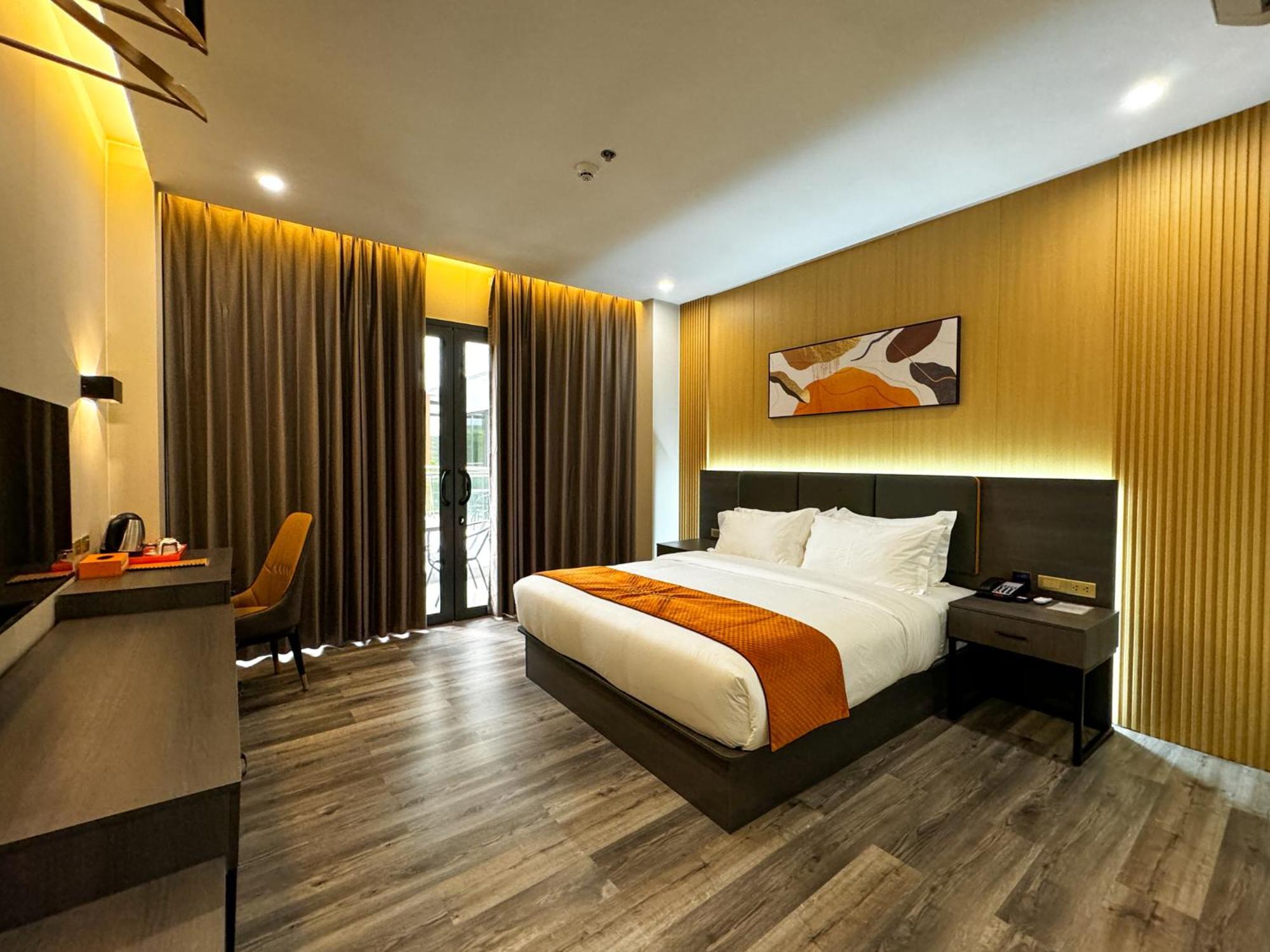 Venus Royale Hotel Coron Exterior photo